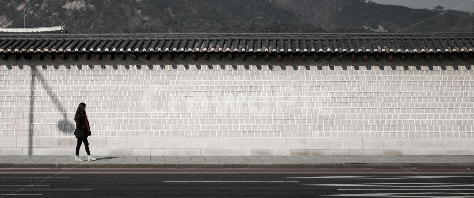 행보,돌담길,경복궁,겨울,솔로,한국전통,한국문화,korean traditional,korean culture,사람,인물,인간,human,person,여성,여자,woman,female,lady,고독함,외로움,쓸쓸함,우울함,슬픔,lonely,solitary