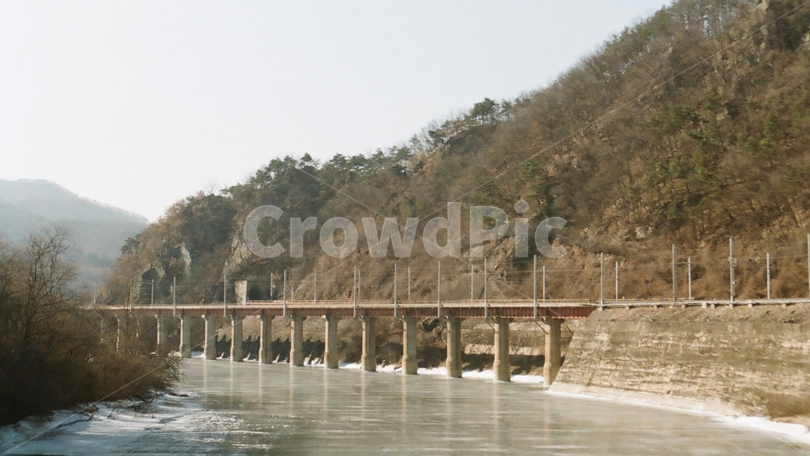 기차길,기찻길,기차,철도,열차,겨울,계절,winter,season,자연,풍경,nature,landscape,water,물,river,강,outdoors,옥외,dam,댐