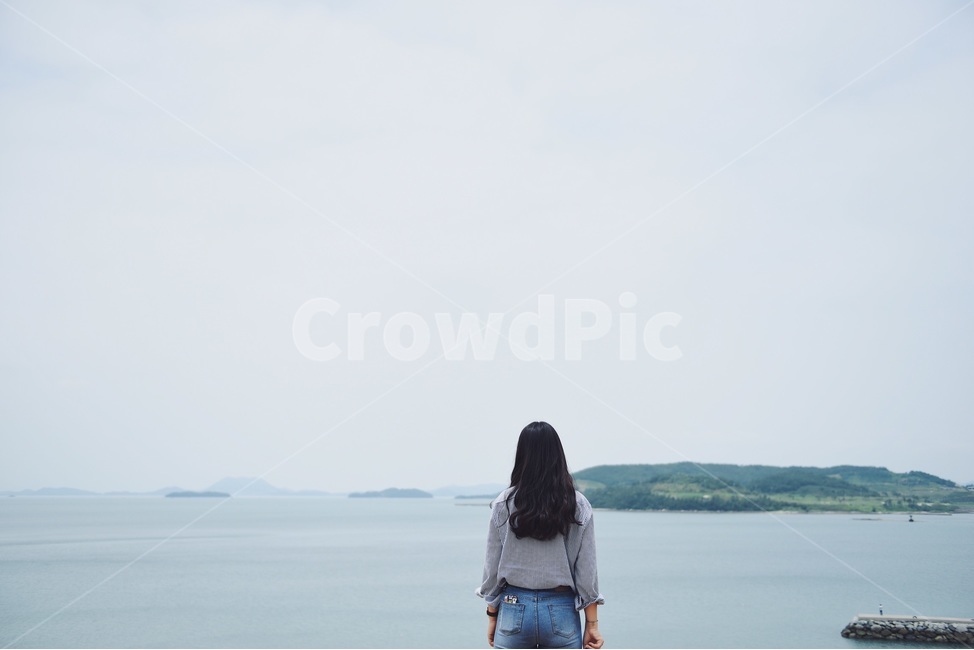 뒷모습,바다,backview,sea,people,woman,lady,여자,자연,풍경,nature,landscape,사람,인물,인간,human,person,여성,여자,woman,female,lady,pants,바지,denim,청,jeans,청바지