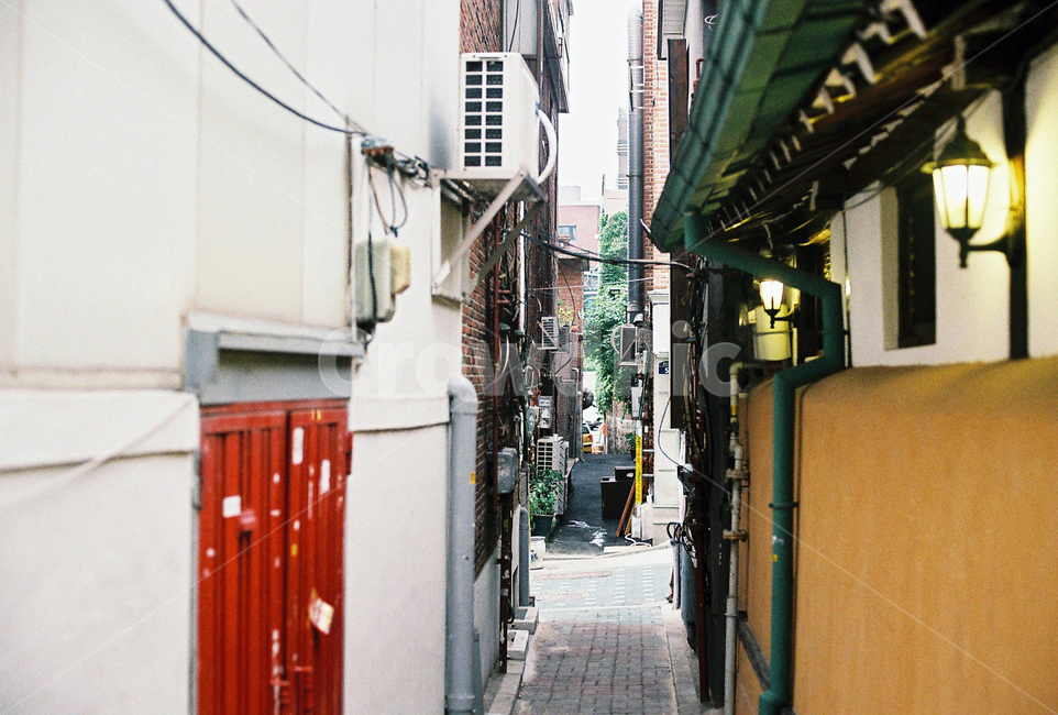 골목길,골목,실외기,빨간문,한옥,골목길,alley,path,통로,town,도시,road,도로,city,시티,street,거리,building,건물,urban,어반,walkway,보도