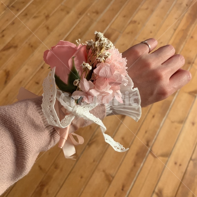 웨딩,브라이덜샤워,꽃팔찌,팔찌,꽃,웨딩밴드,파티,여자,손,꽃밴드