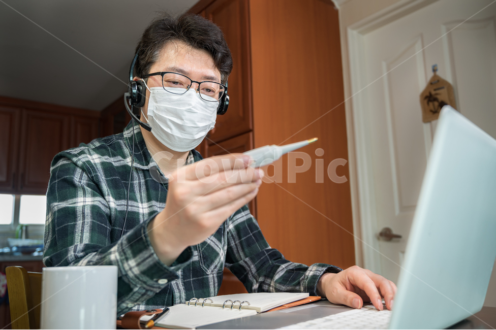 COVID19,remote,laptop,Asian,remote work,telecommuter,casual,middleaged,work,Body temperature,Japanese,covid19,office worker,person,consultation,thermometer,internet,male,selfquarantine,concept,fever,cold,call center,computer,disposable mask,4050 years old