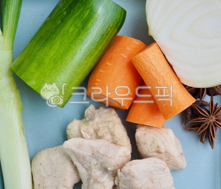 닭고기,닭가슴살,고기,단백질,요리재료,다이어트식품,건강한식생활,음식재료,식품상태,chicken,chickenbreast,meat,food,dietfood,healthyeating,foodingredients,foodcondition,파,양파,당근,애호박,팔각향,채소,야채,greenonion,onion,carrot,squash,vegetable