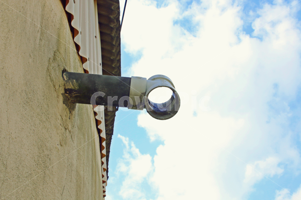 굴뚝,벽,지붕,슬레이트,파란하늘,구름,플라스틱,원통,맑은날,시멘트,시골,푸른,오래된,집