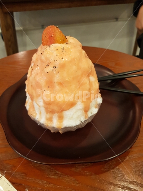 토마토,빙수,팥빙수,우유,소스,그릇,쟁반,목재,나무,테이블,간식,신선한,싱싱한,차가운,얼음,숟가락,빨간,일본식,흐르는,맛있는,달달한,먹음직스러운,배경,오브젝트,음식,식재료,요리,food,cook,meal,dishes,food reserves,디저트,간식,후식,dessert,snack