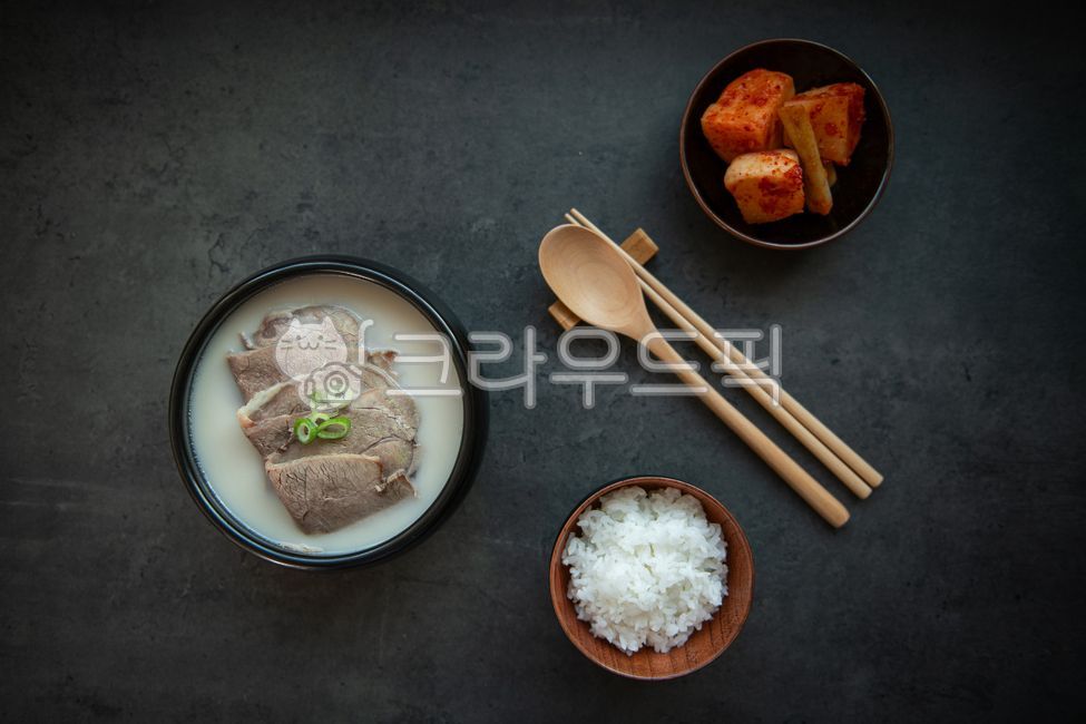 설렁탕,곰탕,수육국밥,소고기,뚝배기,숟가락,김치,깍두기,사골육수,밥,대파,파,음식,식사,메뉴컷,요리,따뜻한,국물
