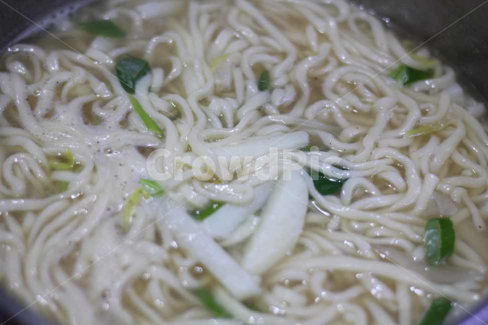 칼국수,밀가루,반죽,국수,한식,음식,food,국물,감자,파,육수,새우육수,따끈함,plant,식물,vegetable,야채