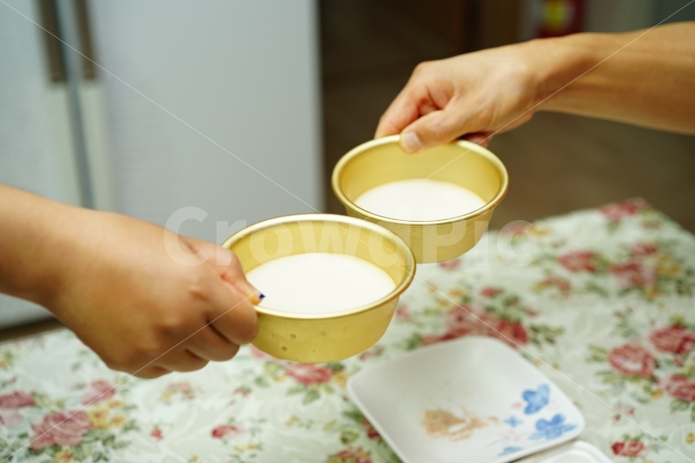 건배,치얼스,술자리,막걸리,술,일상,먹방,연출,즐거움,짠,손,연출샷,알콜,음주,사람,인물,인간,human,person,술,주류,alcohol,연출,컨셉,콘셉,direction,concept