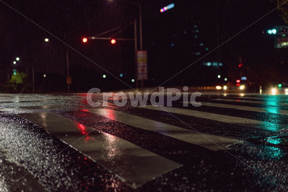 밤,비,횡단보도,빗길,새벽,야경,밤,풍경,nightscape,night,landscape,감성,sensible,feeling,비,비오는날,rain,rainy,asphalt,아스팔트,road,도로