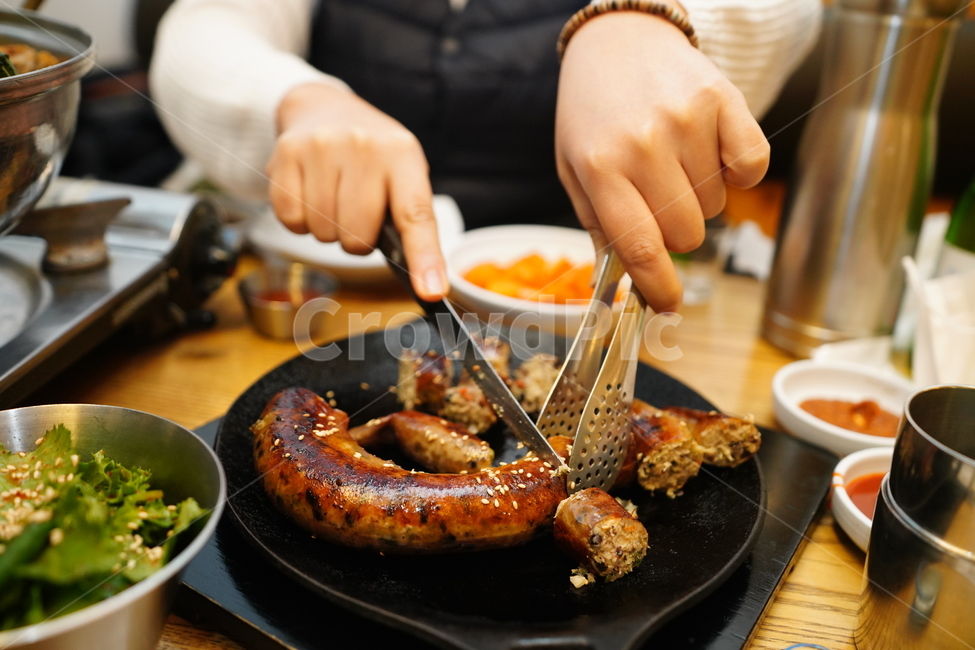 순대,순대스테이크,고기,육류,돼지,식사,간식,안주,먹거리,푸드,food,한식,한국식,음식,먹방,접시,육식,요리,사람,인물,인간,human,person,신체일부,몸,body,음식,식재료,요리,food,cook,meal,dishes,food reserves,육류,고기,meat,한식,한국음식,한국요리,korean food,korean dishes,korean meal,korean cook