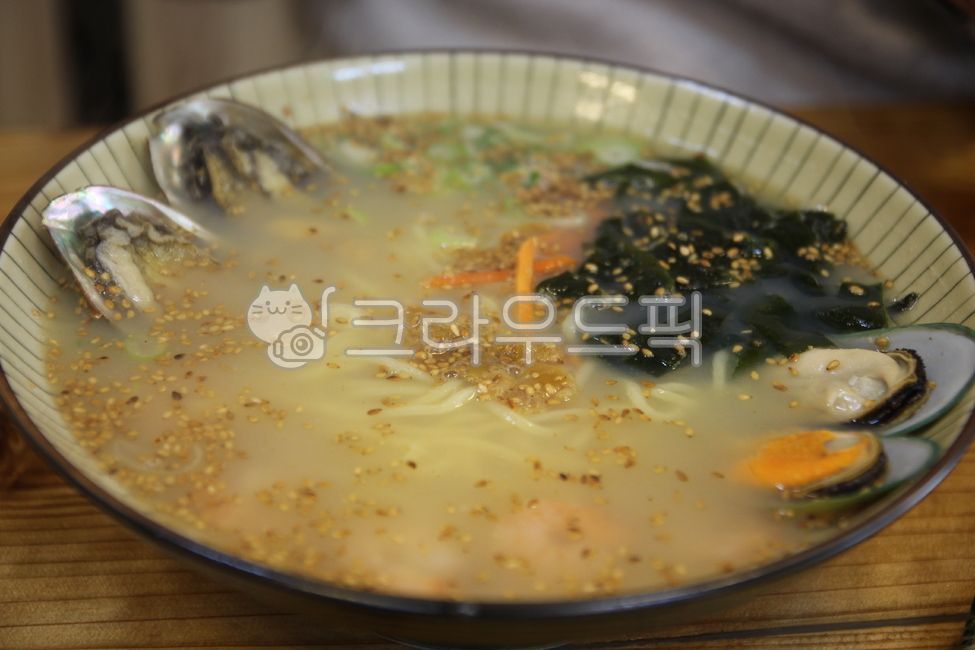 plating,meat noodles,noodle dishes,noodles,cooking,mussels,food,marine life