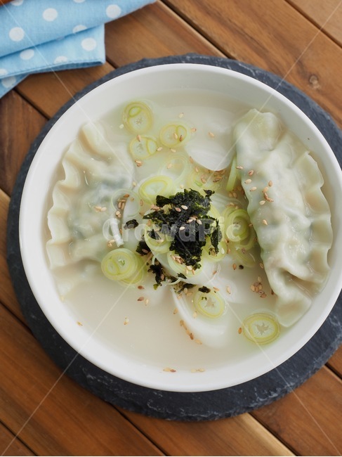 한국음식,떡국,떡만두국,만두국,식품,한식,한국문화,한국,배경,음식문화,웰빙,문화,아시아,아시아음식,접시,전통,설날,추석,음식,추석음식,설날음식,명절,명절음식,koreanfood,korea,koreanculture,food,background,foodculture,wellbeing,culture,asia,asianfood,tradition,meal,dish,bowl,사발,음식,식재료,요리,food,cook,meal,dishes,food reserves,한식,한국음식,한국요리,korean food,korean dishes,korean meal,korean cook