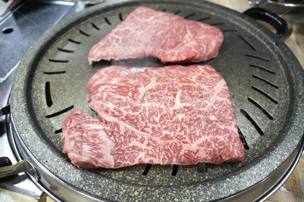 소고기,한식,음식,beef,식재료,불판,그릴,요리,cook,meal,food,dishes,식사,먹거리,날고기,날것,빨강,고기,술안주,육류,meat,한우,안주,등심,등심살,음식,식재료,요리,food,cook,meal,dishes,food reserves,육류,고기,meat