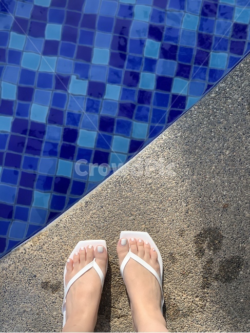 수영장,발,수영,쪼리,swimmingpool,foot,swimming,flipflops,패디큐어,여름,계절,summer,season