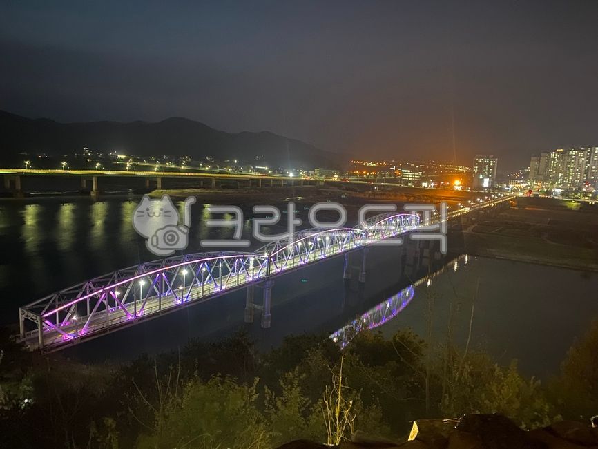 bridge,다리,강에비친다리,야경,water,물,밤하늘,빌딩,도시,철교