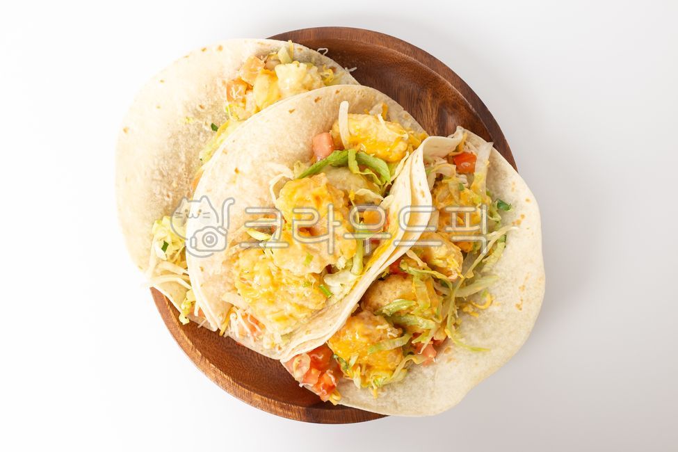 쉬림프타코,타코,소프트타코,토르티야,새우,고수,치즈,향신료,야채,채소,소스,멕시코음식,멕시코문화,음식,식사,요리,간단한,부드러운