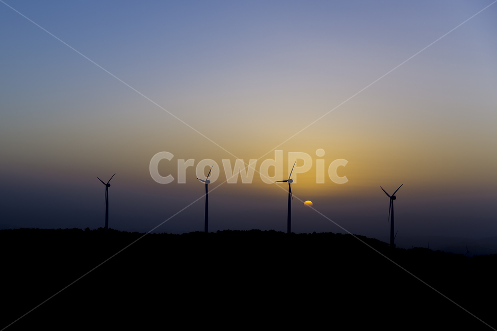 풍차,풍력발전기,일출,산,자연,노을,여명,실루엣,그림자,silhouette,shadow,산업,industry,industrial,에너지산업,energy industry,engine,엔진,motor,모터,machine,기계