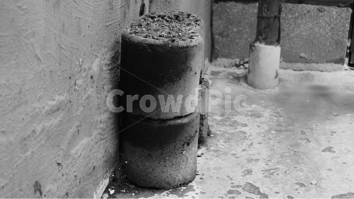연탄,벽돌,오브제,질감,재료,파이프,흑백사진,흑백,모노톤,monochrome,black and white,사물,물건,오브젝트,thing,object,matter