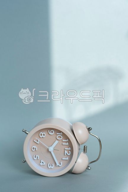 table clock,rough,shadow,promise,minute hand,when,second hand,fell,timer,number,gray,hour,fall,copy space,alarm,warning,silence,deadline,time machine,alarm clock,office equipment,Look at,individual,tabletop,retro,metal,make cry,clock,message,alarmclock,be