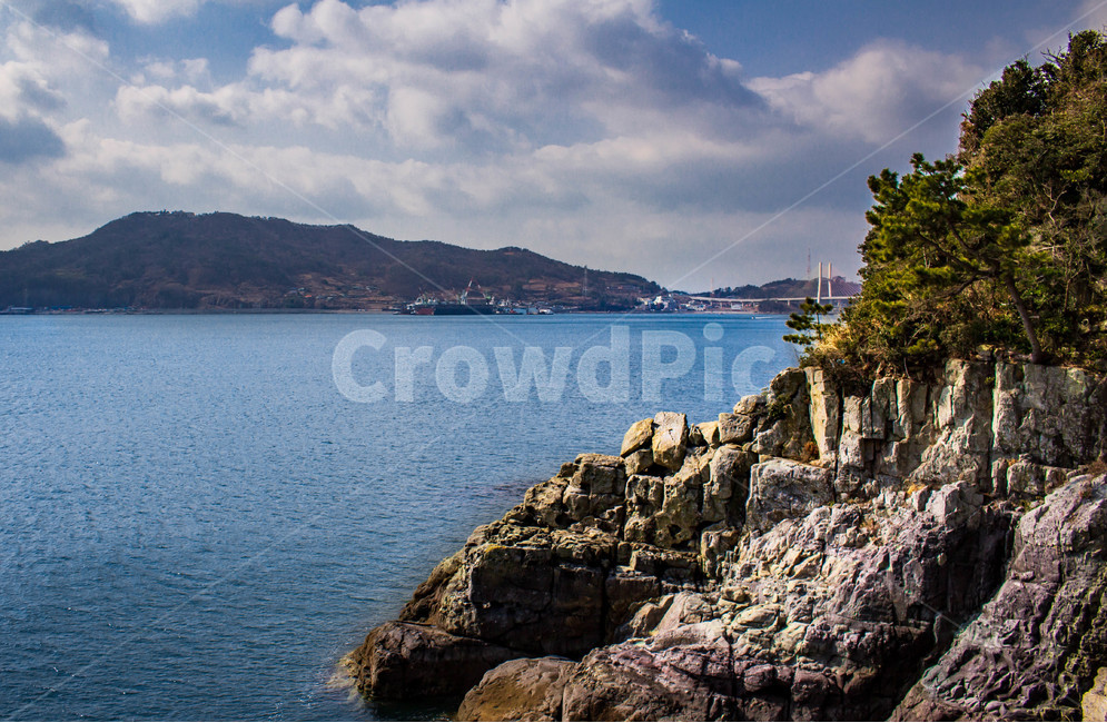 promontory,곶,nature,자연,land,땅,water,물,ocean,sea,대양,바다,shoreline,해안선,여수,한국,korea,하늘,암벽,바위,나무