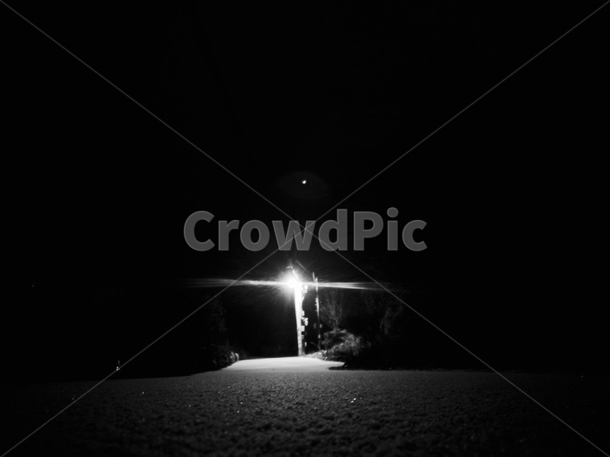 길,도로,밤,야간,귀가,눈,눈길,겨울,계절,winter,season,야경,밤,풍경,nightscape,night,landscape,흑백,모노톤,monochrome,black and white,nature,자연,outdoors,옥외