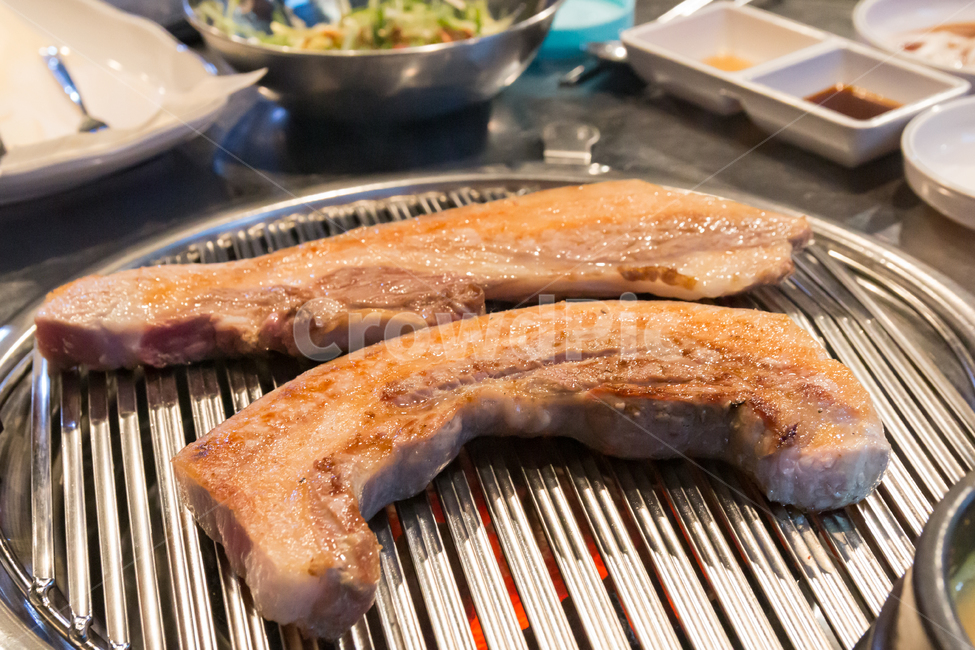 삼겹살,불판,돼지고기,오겹살,삼겹살구이,덩어리,조각,맛있는,음식,한국요리,요리,고기,육류,기름진,지방,살코기,외식,회식,음식점,음식,식재료,요리,food,cook,meal,dishes,food reserves,육류,고기,meat