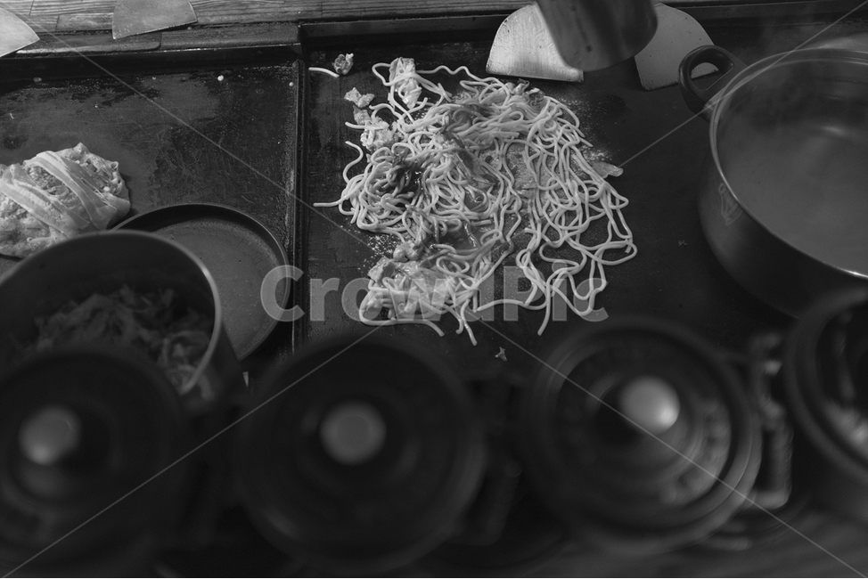 볶음우동,일본,분위기,스냅,음식,음식,식재료,요리,food,cook,meal,dishes,food reserves,면류,면요리,noodles,일식,일본음식,일본요리,Japanese food,Japanese dishes,Japanese meal,Japanese cook,흑백,모노톤,monochrome,black and white
