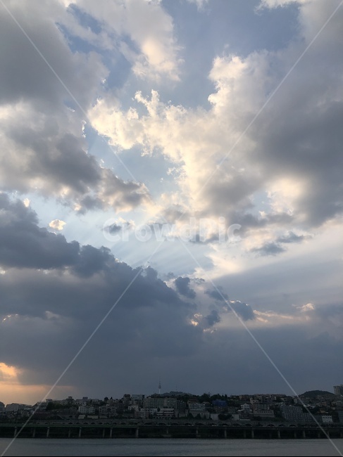 구름,일몰,먹구름,빛,노을,하늘,햇살,도시,도시하늘,cloud,sunset,sundown,light,eveningglow,sunlight,sunshine,sunbeam,darkcloud,blackcloud,city,sky