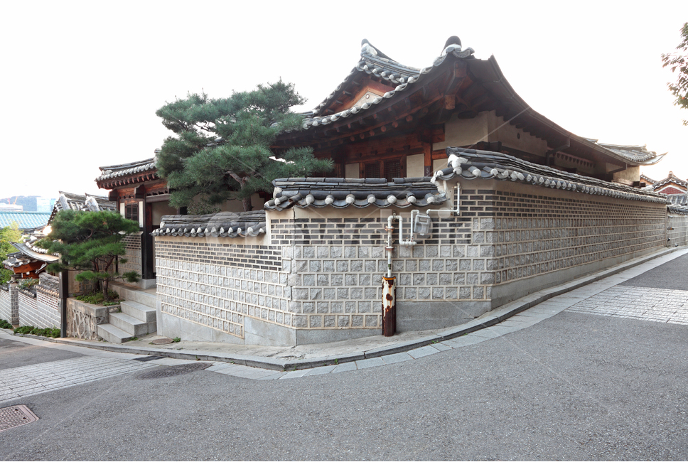 한옥,집,주택,주택가,기와집,길,거리,길거리,골목,골목길,담,담장,돌담,계단,고풍,고풍스런,전통,한국전통,한옥마을,북촌한옥마을,서울,명소,관광,건축,건축물,전통건축,전통건축물,건물,한옥집,벽,외관,익스테리어,민속,바닥,공간,배경,백그라운드,한국,한국전통,한국문화,korean traditional,korean culture,건축물,건물외관,exterior,building,structure,architecture,construction