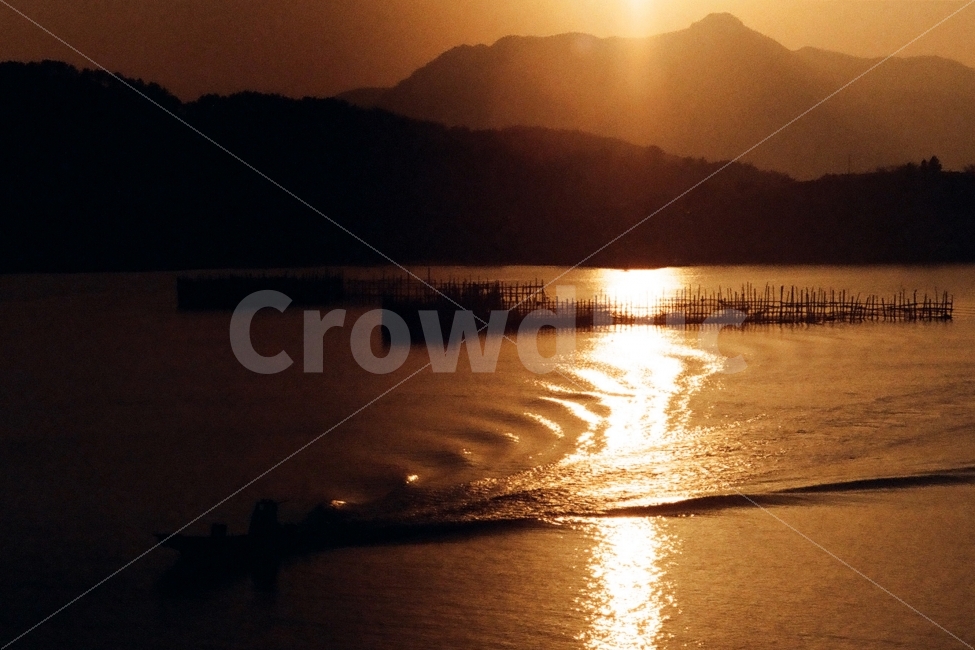 남해,일몰,양식장,배,선박,석양,필름사진,자연,풍경,nature,landscape,한국자연풍경,한국자연경관,korea nature landscape,산업,industry,industrial,어업,fishery,fishing industry,light,빛,flare,플레어,sunlight,햇빛