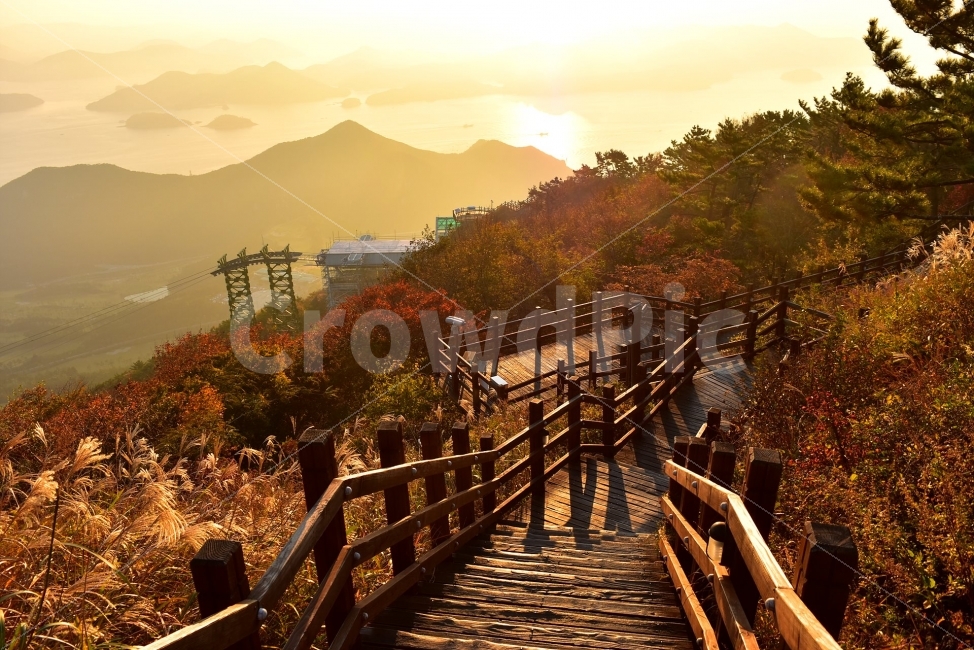 미륵산,바다,야경,통영,일출,가을,풍경,탐방,미래사,한려해상국립공원,자연,파란하늘,그림같은,칼라풀,뷰티플,아름다운,힐링,감성,정취,산세,명산,전망,조망,100대명산,nature,산,등산,트레킹,풍경사진,비경,경치,청명,가을날씨,경관,암봉우리,mountain,케이블카,섬,미륵도,바다백리길,달아길,여명,나폴리,가을,계절,fall,autumn,season,자연,풍경,nature,landscape,한국자연풍경,한국자연경관,korea nature landscape,handrail,난간,banister,railing,boardwalk,산책로,bridge,다리,building,건물