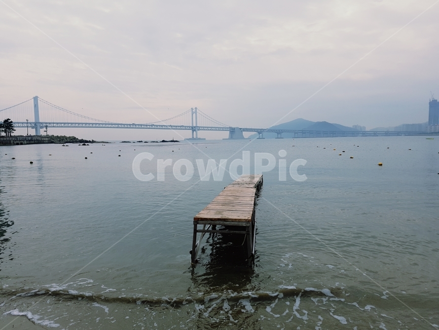 광안리,바다,다리,감성사진,바닷가,흐린날,자연,풍경,nature,landscape,한국자연풍경,한국자연경관,korea nature landscape,water,물,waterfront,워터 프론트,building,건물,port,포트,pier,교각