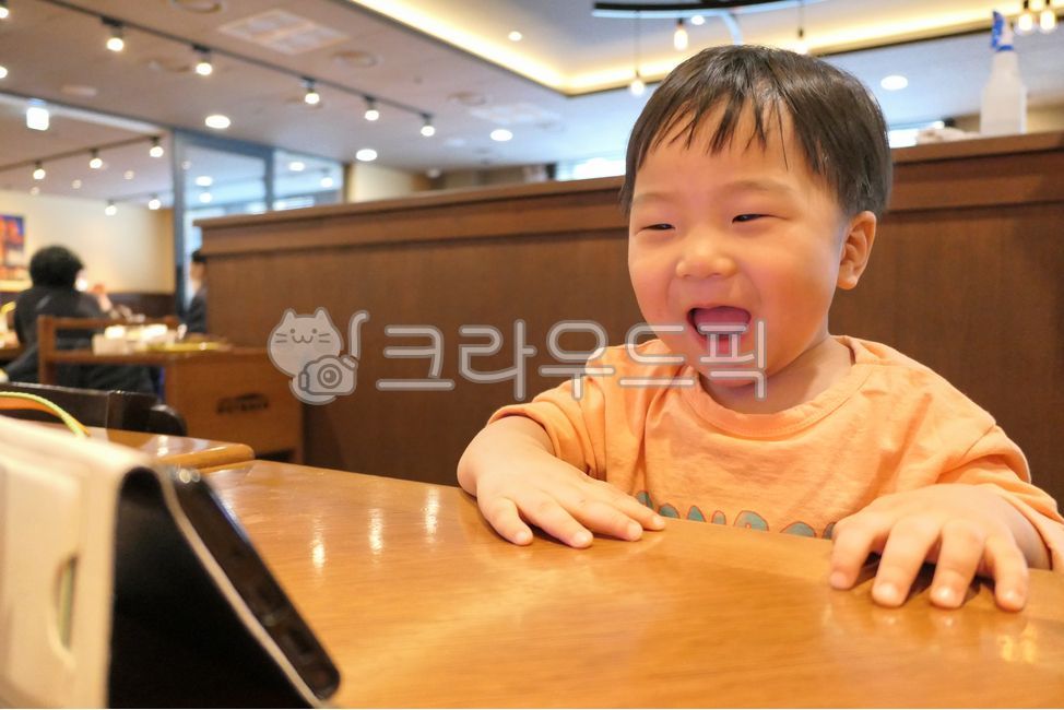 스마트폰,아기,중독,스마트폰중독,스마트폰과의존,아이,어린이,귀여운,사랑스런,과의존,전자기기,남자아이,남자아기,아기스마트폰중독,영유아스마트폰중독,영유아,핸드폰,휴대폰