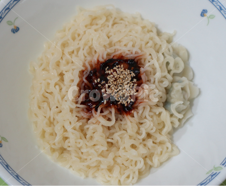 비빔면,만두,비빔만두,깨,초고추장,면류,면,비빔라면