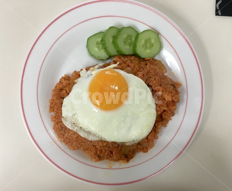 김치볶음밥,달걀후라이,플레이팅,그릇,한국음식