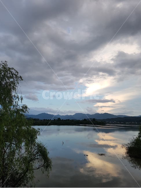 하늘,흐림,강,강물,왜가리,새,풍경,노을,구름,산,호수,sunset,자연,풍경,nature,landscape,water,물,outdoors,옥외,land,땅