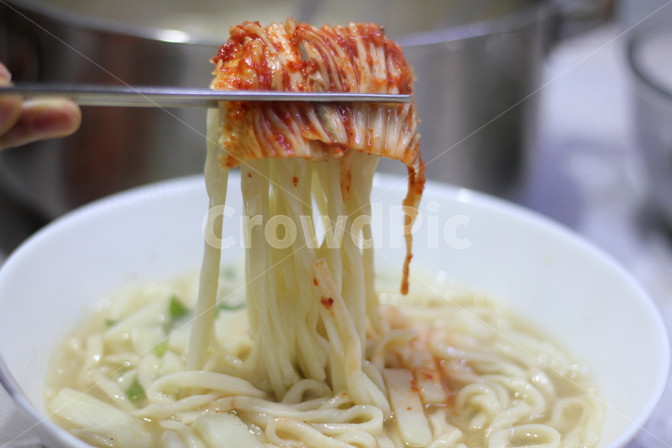 칼국수,밀가루,반죽,국수,한식,음식,food,국물,감자,파,육수,새우육수,따끈함,plant,식물,vegetable,야채,김치,젓가락