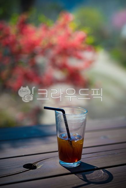 close up,glass,black coffee,ice,americano,cafe,closeup,coffee,beverage,Americano,table,iced coffee,glass cup,object,cup