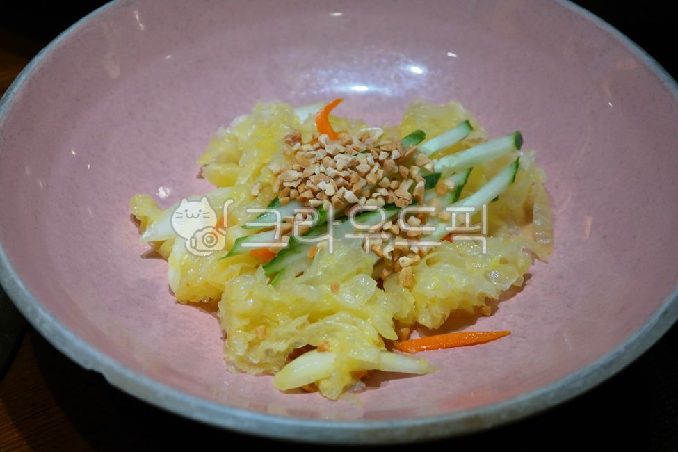 해파리냉채,냉채,해파리,음식,요리,반찬,겨자,소스,야채,채소,당근,오이,접시,그릇,깨,jellyfish,colddish,mustard,sauce,vegetable,carrot,cucumber,plate,bowl,sesame,food,cooking,sidedish