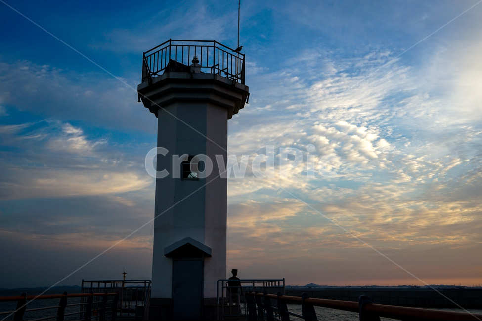 등대,항구,궁평항,노을,석양,바다,구름,하늘,풍경,등대,lighthouse,사람,인물,인간,human,person,남성,남자,man,male