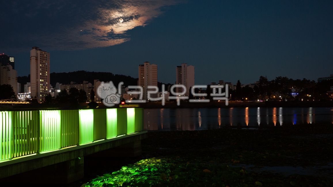 야경,호수,호수야경,달,구름,밤,광교호수공원,원천저수지,저수지,물,하늘,불빛,라이트,반사,공원