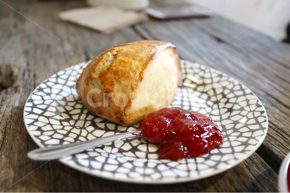 디저트,스콘,딸기잼,카페,원목테이블,음식,식재료,요리,food,cook,meal,dishes,food reserves,빵,bread,디저트,간식,후식,dessert,snack