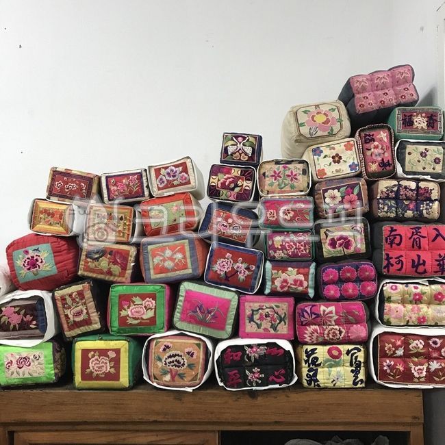 목침,옛날베개,규방,전통자수,베개,퇴침,자수베개,고가구,손자수,공예,할머니,빈티지,레트로,손재주,비단,미술,형형색색,나란히,방석,감성,옛날,엔틱,엔티크,인테리어,소품,art,handicraft,antique,cushion,pillow