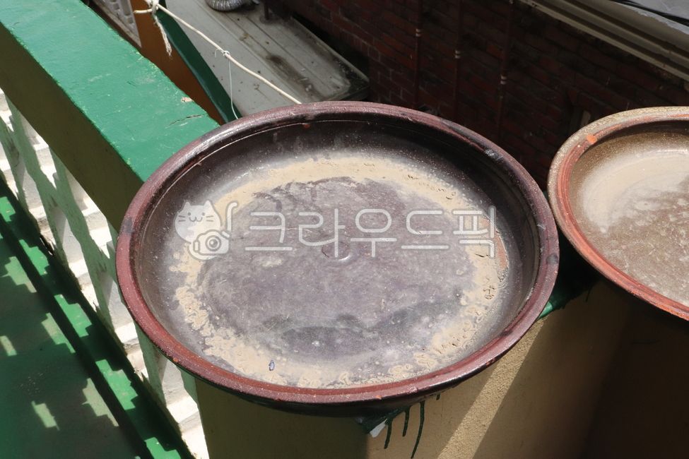대야,물자국,햇빛,감성사진,농촌일상,전통용기,말라버린물,자연기록,여름풍경,옹기,basin,watermark,sunlight,emotionalphoto,rurallife,traditionalcontainer,drywater,naturetrace,summerscene,earthenware