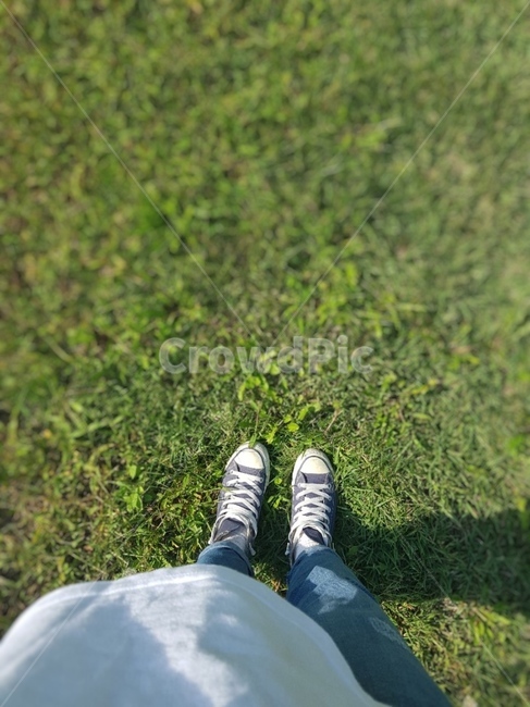 잔디밭,청춘,젊음,청바지,여행자,힐링,초록,싱그러운,사람,인물,인간,human,person,신체일부,몸,body