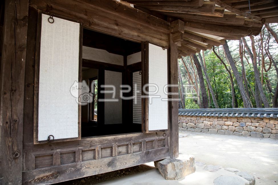 beam,door,pine tree,yard,Danjong Eoso,old house,Cheongnyeongpo,doorknob,tile roof,window paper,floor,residence,cornerstone,entrance,Yeongwol,roof,travel destination,Seokgarae,cultural heritage,Gangwondo,pillar,Hanok,stone base,traditional Hanok,fence