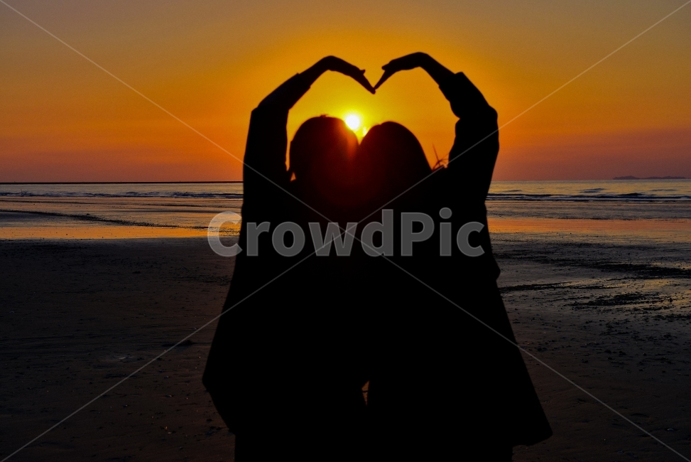 가족,일몰,해넘이,사랑,석양,바다,하트,사람,인물,인간,human,person,감정표현,기분,feeling,emotion,인물실루엣,사람실루엣,character silhouette,human silhouette,여행,휴가,traveling,vacation,trip,light,빛,flare,플레어,sunlight,햇빛,nature,자연,outdoors,옥외