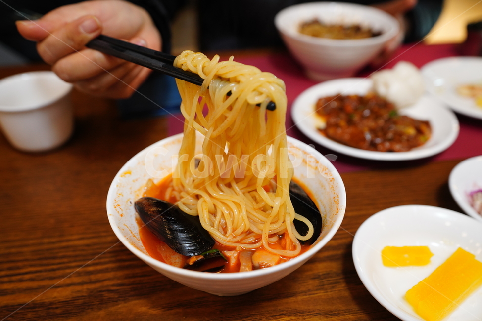 면,요리,짬뽕,해물,홍합,그릇,식사,음식,중식,면빨,국물,먹방,푸드,food,사람,인물,인간,human,person,신체일부,몸,body,음식,식재료,요리,food,cook,meal,dishes,food reserves,면류,면요리,noodles,중식,중국음식,중화요리,chinese food,chinese dishes,chinese meal,chinese cook