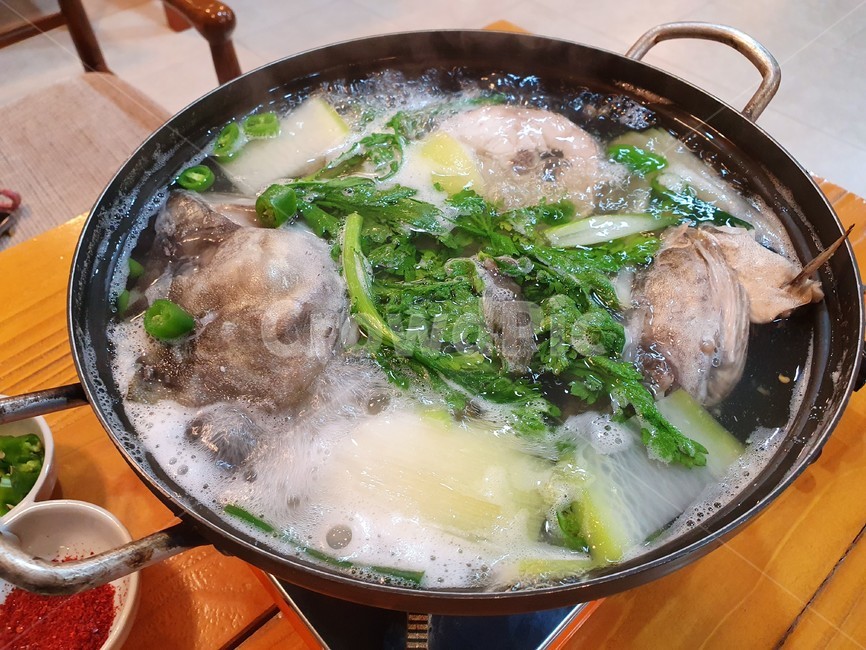 생선,대구,지리탕,음식,식사,식당,요리,그릇,신선하다,깨끗하다,파,미나리,반찬