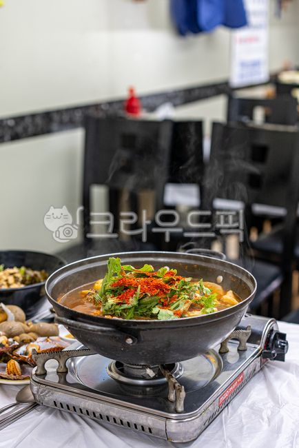 횟집,그릇,접시,수산물,먹거리,음식점,식장,식재료,해산물,해산물요리,해물,음식,술안주,자연산,매운탕,해물탕,탕,얼큰,한식,식사,국,찌개